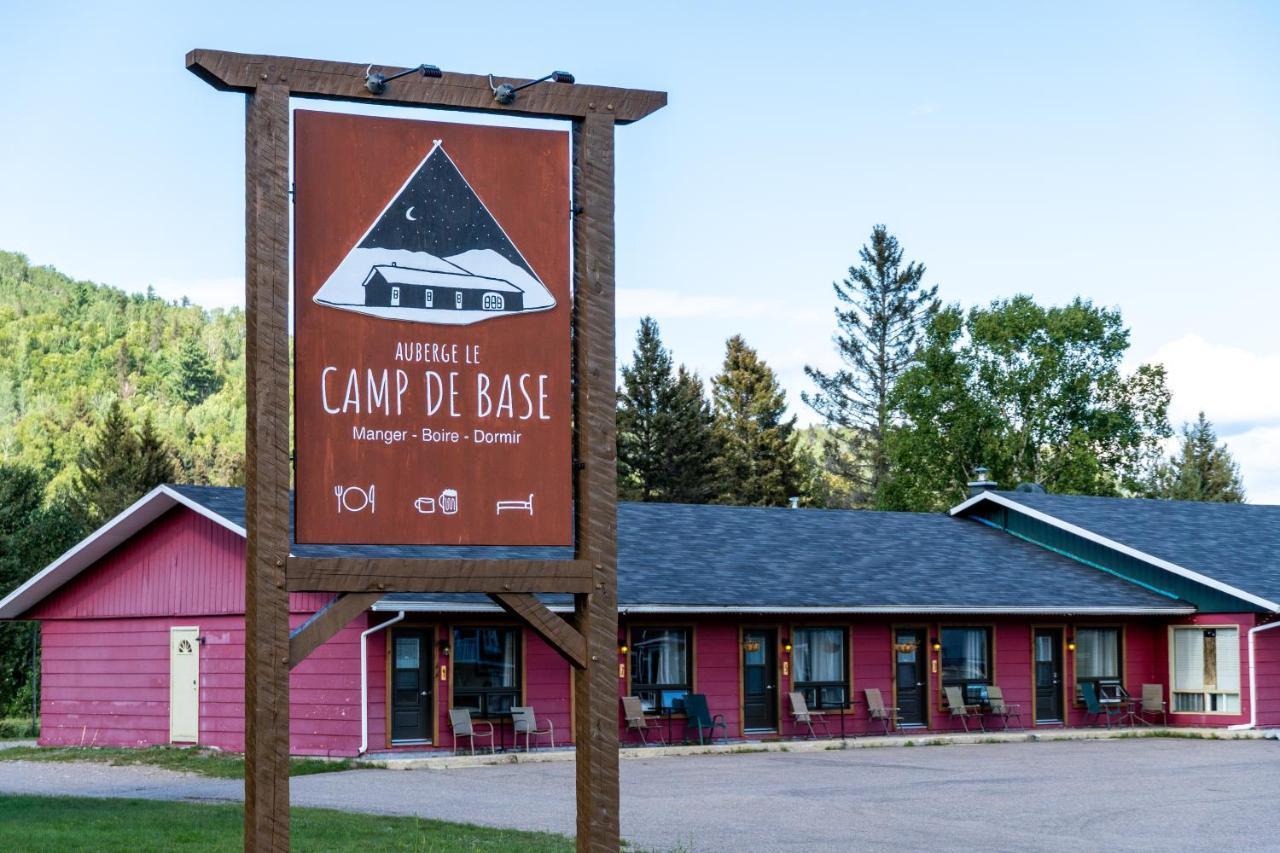 Auberge De Jeunesse Le Camp De Base L'Anse-Saint-Jean Exterior photo